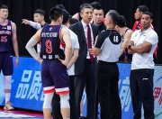 九游体育网页版-新疆男篮遭遇广州队，实力均衡充满对抗(新疆广东队的男篮比赛)