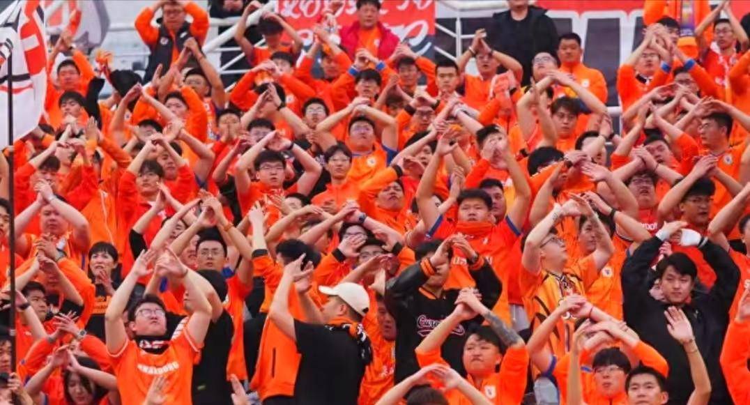 中超火爆赛场，球员风采引无数球迷的简单介绍
