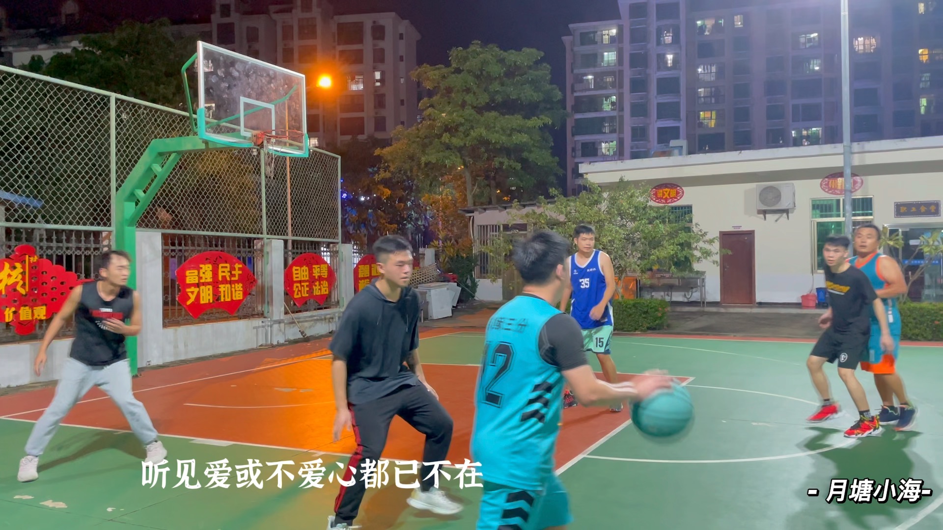激烈对抗，球队备战决赛决胜时刻