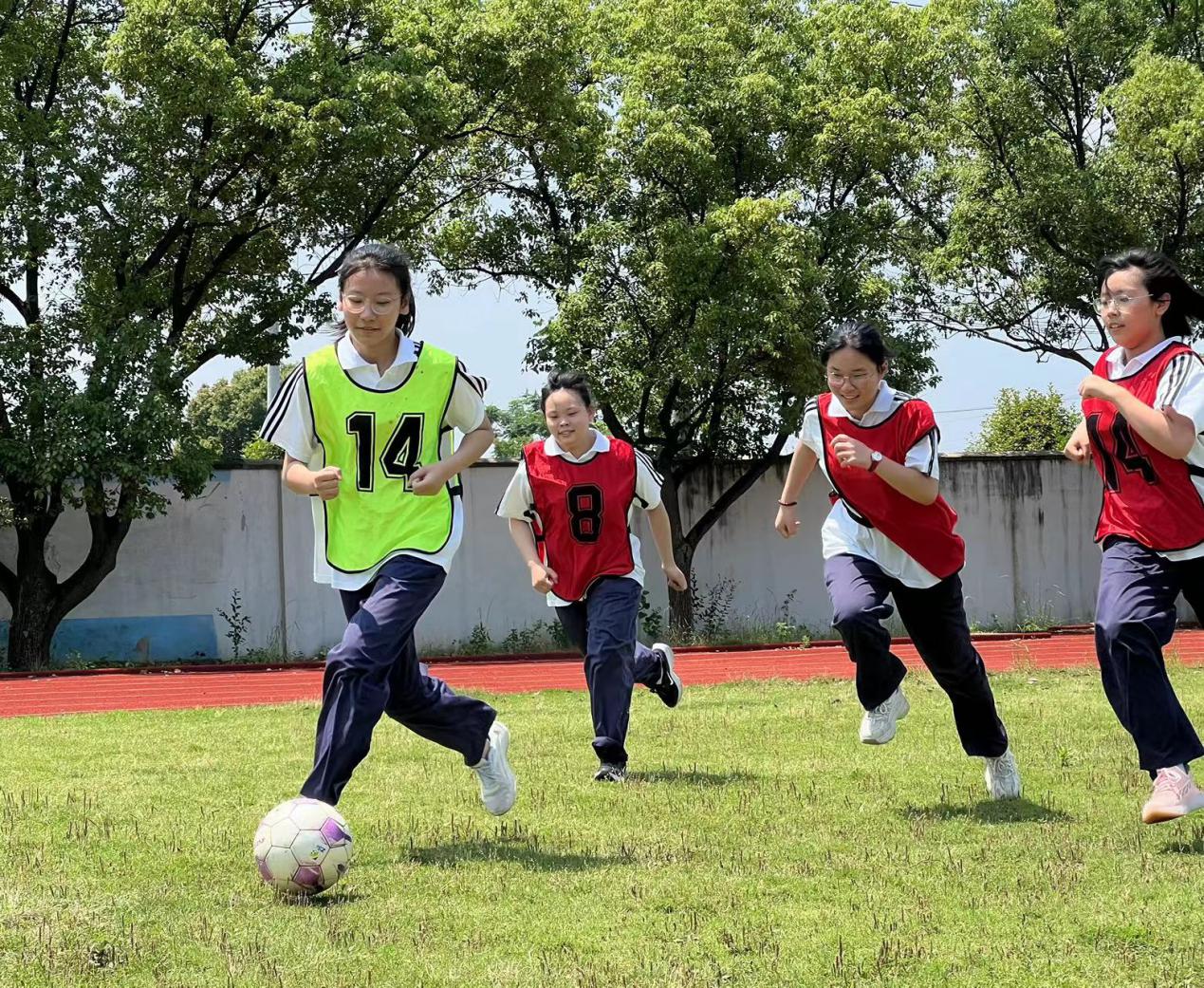 女足比赛球员做客校园，助力学生足球运动