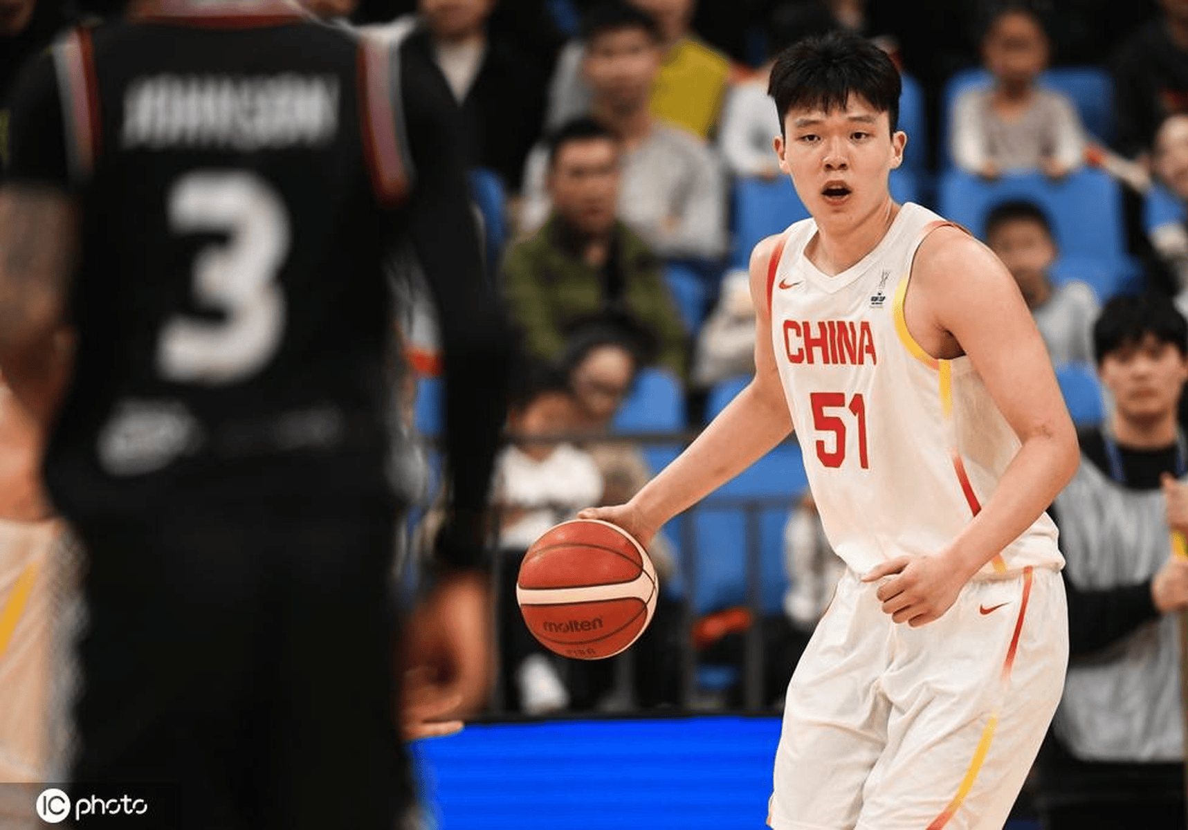 包含杨瀚森父母启程前往美国陪儿子参加NBA选秀大会的词条