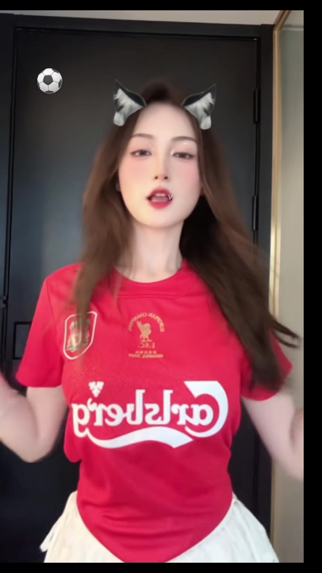利物浦主场氛围火爆，球迷热情助阵(利物浦主场氛围火爆,球迷热情助阵是真的吗)