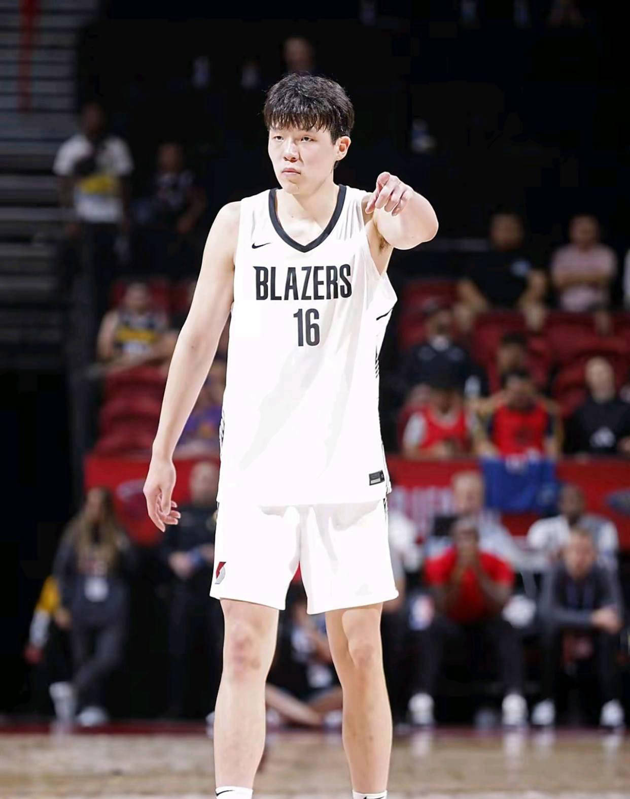 九游体育-杨瀚森背靠背10+5+5失误夏联次战开拓者遭灰熊逆转(杨瀚森持球单打被吹进攻犯规)